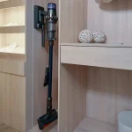 snoerloze-stofzuiger-opbergen-5-creatieve-ideeen-voor-kleine-flats.webp.webp