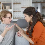 7 zinnen van een schoondochter die haar schoonmoeder stiekem haat maar in haar ogen lacht 7-zinnen-van-een-schoondochter-die-haar-schoonmoeder-stiekem-haat.webp.webp
