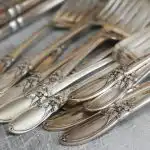 Hoe je oma's zilver kunt laten glanzen zonder sieradendoekjes in vijf minuten: zilveren sieraden en bestek hoe-je-omas-zilver-kunt-laten-glanzen-zonder-sieradendoekjes-in.jpg