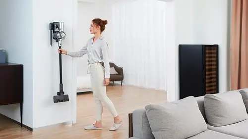 snoerloze stofzuiger aan de muur