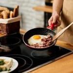 Waarom azijn op een koekenpan gieten voor het bakken: een oude kooktruc waarom-azijn-op-een-koekenpan-gieten-voor-het-bakken-een.webp.webp